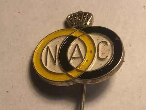 Metalen N.A.C. VOETBALCLUB Speld (Geel/Wit/Zwart/Metaalkl.)., Verzamelen, Speldjes, Pins en Buttons, Zo goed als nieuw, Speldje of Pin