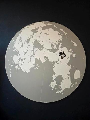 Maan met astronaut beschikbaar voor biedingen