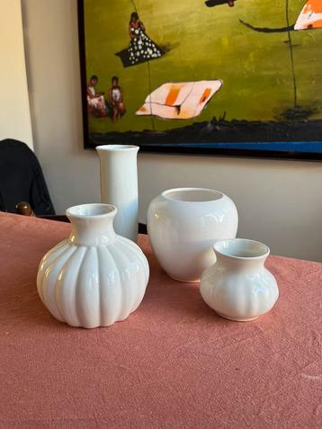 Witte vaasjes beschikbaar voor biedingen