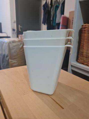 Cups and hooks to hang beschikbaar voor biedingen