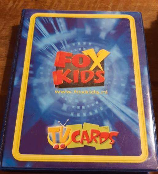 FOX KIDS TV VERZAMELKAARTEN in BLAUWE MAP (2003), kaarten, Hobby en Vrije tijd, Verzamelkaartspellen | Pokémon, Zo goed als nieuw