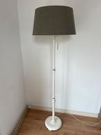 Ikea landelijke houten staande Lamp met bruine kap, Huis en Inrichting, Lampen | Vloerlampen, Ophalen, Zo goed als nieuw, Stof