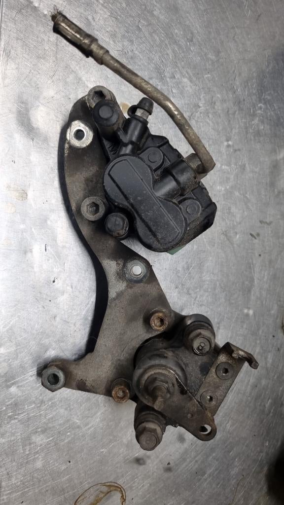 Achter remklauw + handrem klauw  piaggio mp3 400 / 500