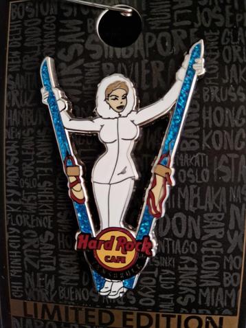 Hard rock cafe Innsbruck snowgirl with skies pin beschikbaar voor biedingen