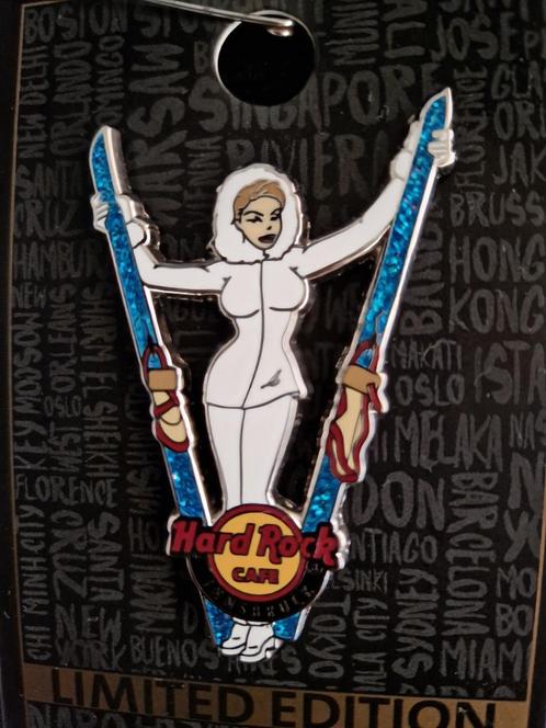 Hard rock cafe Innsbruck snowgirl with skies pin, Verzamelen, Muziek, Artiesten en Beroemdheden, Zo goed als nieuw, Ophalen of Verzenden