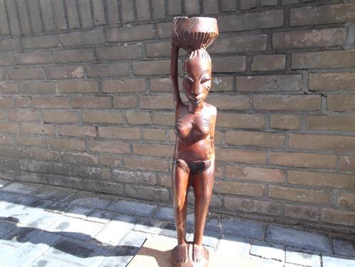 Groot Afrikaans beeld van vrouw met mand. (asbak) 71 cm., Antiek en Kunst, Kunst | Beelden en Houtsnijwerken, Verzenden