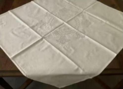 Creme-kleurig dekservet, laken geborduurd open werkje; 82x82, Huis en Inrichting, Tafelkleden, Zo goed als nieuw, Vierkant, Binnen