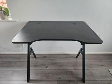 Zwart Computerbureau beschikbaar voor biedingen