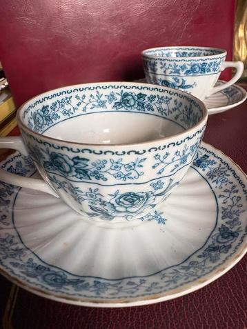 2 oude kop en schotels beschikbaar voor biedingen