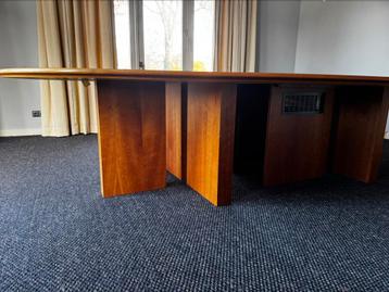 Kiezelvormige, driehoek rond vergadertafel fineer beschikbaar voor biedingen