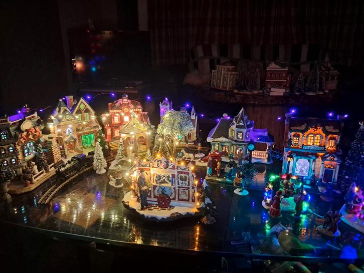 Kerstdorp met station en rijdende trein!, Diversen, Kerst, Zo goed als nieuw, Ophalen of Verzenden