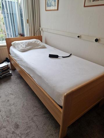 Bed - zonder matras en lattenbodem beschikbaar voor biedingen