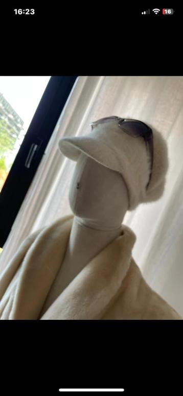 Angora wol chique ladies berry in ecru beschikbaar voor biedingen