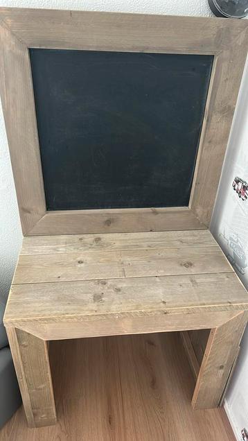 Stijgerhout kinderbureau beschikbaar voor biedingen