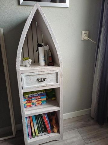 Boekenkastje beschikbaar voor biedingen