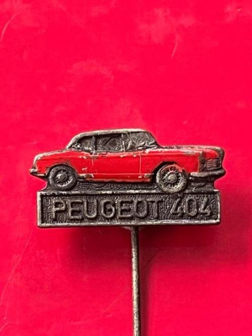 Emaille Speldje - Auto Peugeot 404 (Rode Uitvoering), Verzamelen, Speldjes, Pins en Buttons, Gebruikt, Speldje of Pin, Transport