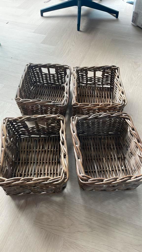 Mandjes kastmand rotan, Huis en Inrichting, Woonaccessoires | Schalen en Manden, Gebruikt, Rechthoekig, Riet, Ophalen of Verzenden