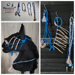 Hobby horse halster met accessoires blauw / regenboog, Hobby en Vrije tijd, Overige Hobby en Vrije tijd, Nieuw, Ophalen of Verzenden