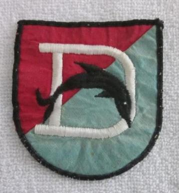 Embleem D met Dolfijn kleur rood/blauw 8 x 7,5 cm.Destroyer? beschikbaar voor biedingen