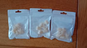 Houders/spiezen voor fruit of groenten in vogelkooien  beschikbaar voor biedingen