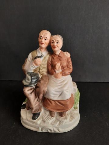 Oma en opa op de bank en Zanger of kapper beschikbaar voor biedingen