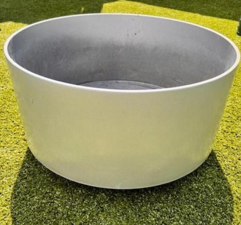 Grote bloempot op zwenkwielen diameter 50 cm en hoog 22 cm, Tuin en Terras, Bloempotten, Gebruikt, Metaal, Binnen, Balkon, Tuin