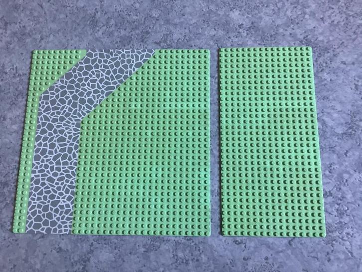 Lego:Lichtgroene grondplaten waarvan 1 met kiezelmotief, Kinderen en Baby's, Speelgoed | Duplo en Lego, Gebruikt, Lego, Ophalen of Verzenden