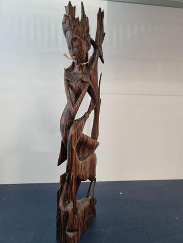 Houten Beeld: Vrouw met Hert beschikbaar voor biedingen