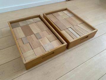 Grote houten blokken in kisten beschikbaar voor biedingen