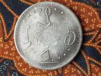 Mooie oude Chinese munt penning met koro en monnik 4,4 cm., Ophalen of Verzenden
