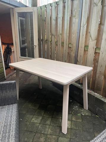 Witte houtlook eettafel