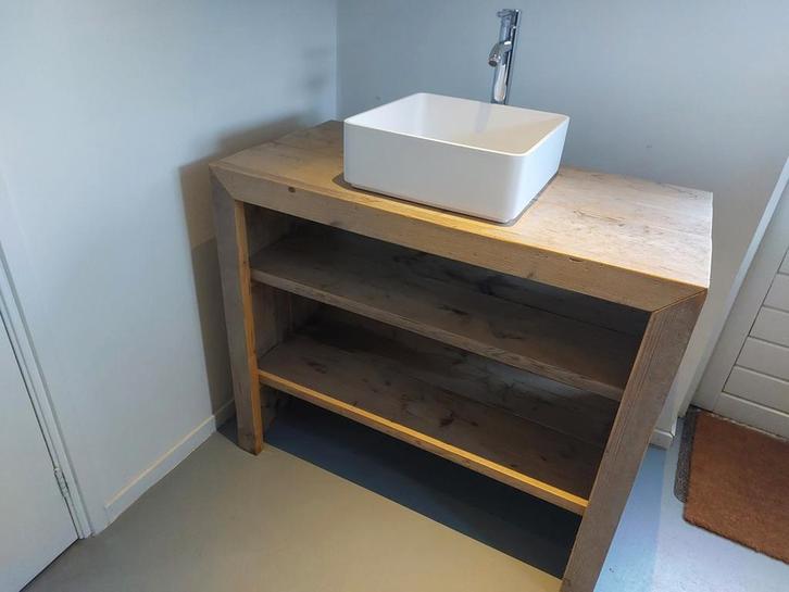 Steigerhouten badkamermeubel met wasbak en kraan, Huis en Inrichting, Badkamer | Badkamermeubels, Gebruikt, Wastafelkast, Minder dan 100 cm