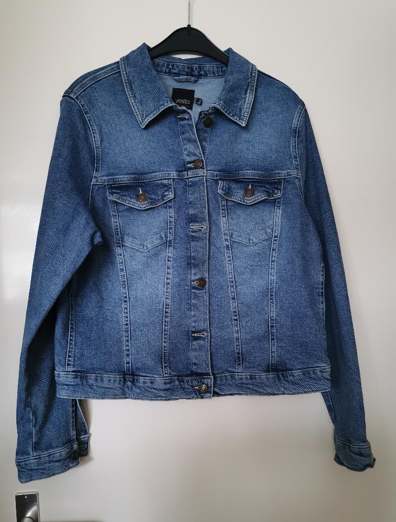 342 .. Zgan spijkerjasje van Yesta maat 0 is maat 44, Kleding | Dames, Grote Maten, Blauw, Ophalen of Verzenden, Jasje of Colbert