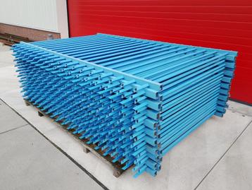 65 Meter Gebruikt Spijlenhekwerk Blauw 200 Hoog  beschikbaar voor biedingen