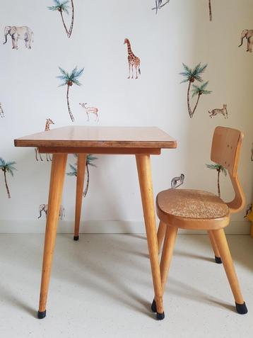 Vintage kindertafel en stoel beschikbaar voor biedingen
