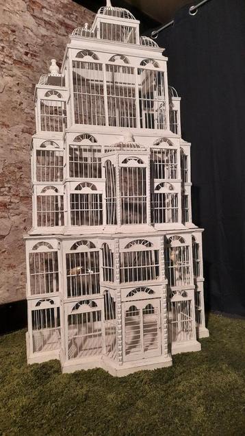 Mooie grote brocante vogelkooi beschikbaar voor biedingen