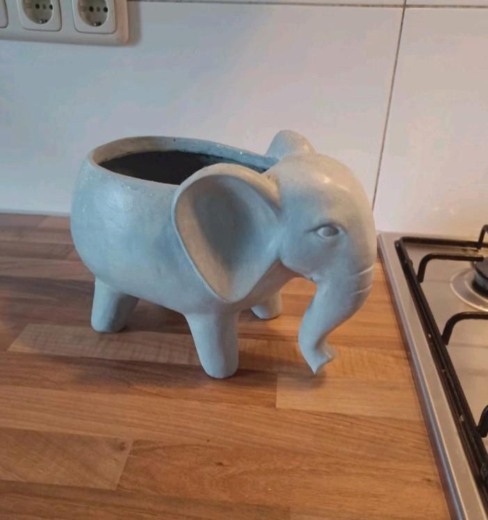 Grijze Olifant Bloempot, Tuin en Terras, Bloempotten, Gebruikt, Aardewerk, Binnen, Balkon, Tuin, Minder dan 40 cm, Minder dan 25 cm