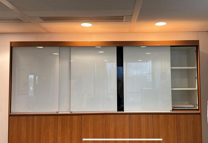 Kast met melkglazen/whiteboard schuifdeuren, Huis en Inrichting, Kasten | Overige, Zo goed als nieuw, Ophalen