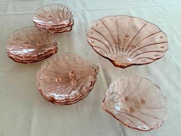 Roze persglas schalen 11-delig Jacobsschelp 1930-1940 beschikbaar voor biedingen