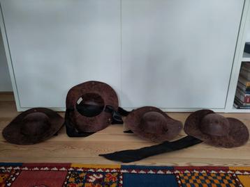4 piratenhoeden ( voor volwassenen). beschikbaar voor biedingen