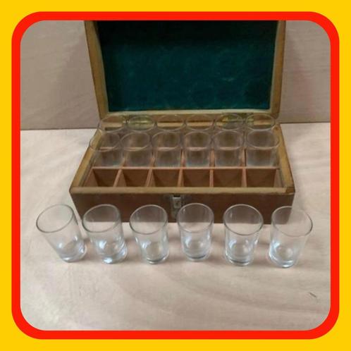 091. Medicijn Glaasjes in kistje antiek, Antiek en Kunst, Antiek | Glas en Kristal, Ophalen of Verzenden