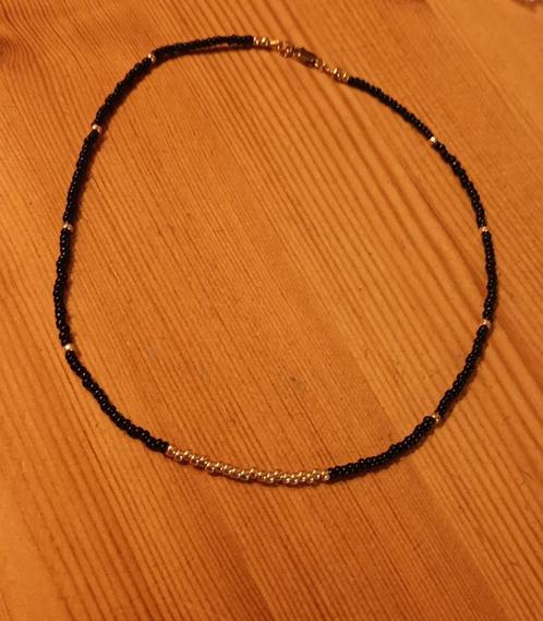 Ketting van zwarte en goudkleurige kraaltjes, Sieraden, Tassen en Uiterlijk, Kettingen, Nieuw, Overige materialen, Zwart, Ophalen of Verzenden