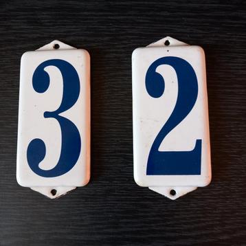 Emaille huisnummer plaatjes 2 en 3 . beschikbaar voor biedingen