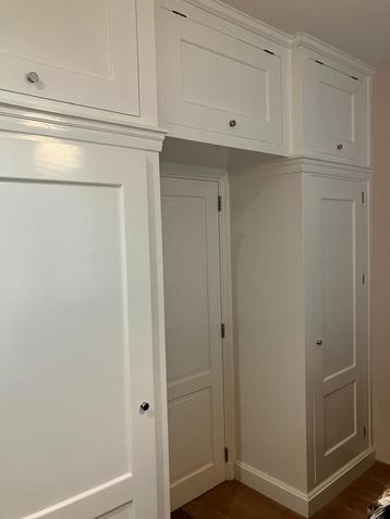 Large modular built in wooden cabinets beschikbaar voor biedingen