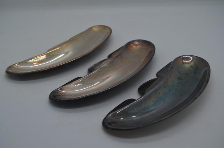 Verzilverde visgraatbakjes voor aan je bord. Sjiekdefriemel!, Antiek en Kunst, Antiek | Bestek, Ophalen of Verzenden