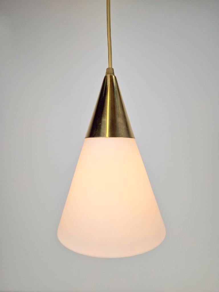 Set 2 vintage cone hanglamp melk glas messing regency ‘70, Huis en Inrichting, Lampen | Hanglampen, N, Regency vintage, Ophalen of Verzenden