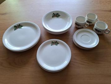 15 delig kerst servies met kerst hulst blaadjes beschikbaar voor biedingen