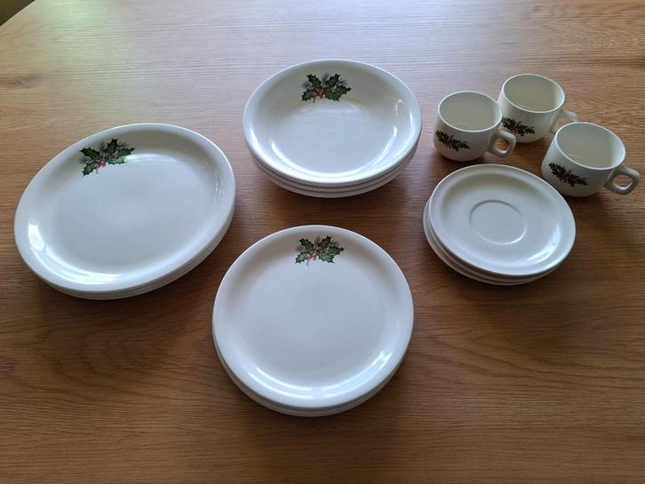 15 delig kerst servies met kerst hulst blaadjes, Diversen, Kerst, Ophalen