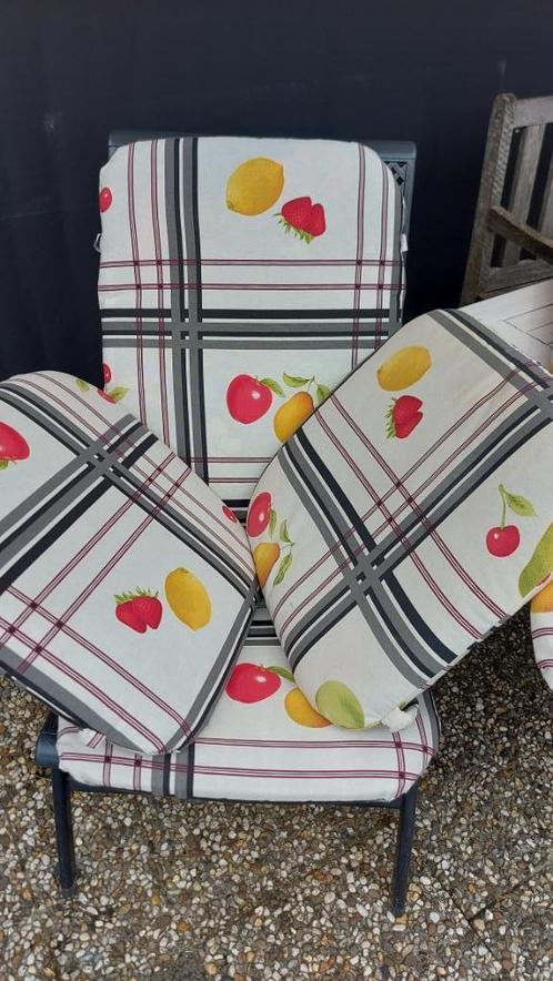 Gratis ophalen. 2 Tuinmeubelkussens + 2 voetensteun kussens, Tuin en Terras, Tuinmeubel-accessoires, Gebruikt, Ophalen