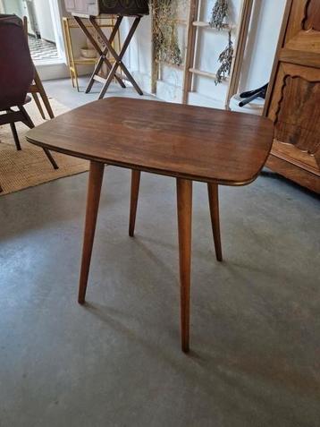 Vintage tafeltje beschikbaar voor biedingen
